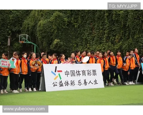 足球巨星用爱心行动回馈贫困群体传递温暖与力量